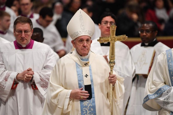 El papa Francisco se disculpa por manotazo a mujer