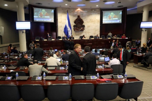 Congreso vuelve a postergar la elección de 7 magistrados