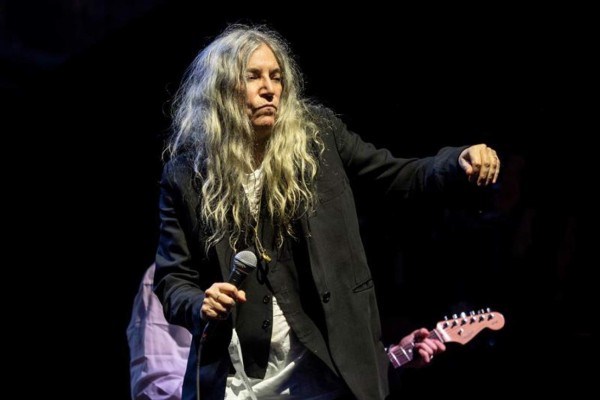 Patti Smith: '¡Si Trump construye un muro, nosotros lo derrumbaremos!'