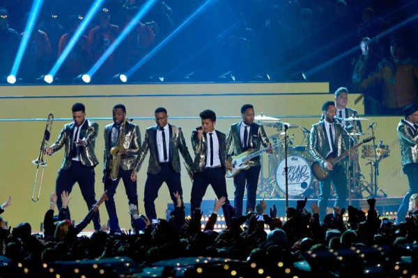 Espectáculo de Bruno Mars opacado por fuegos artificiales
