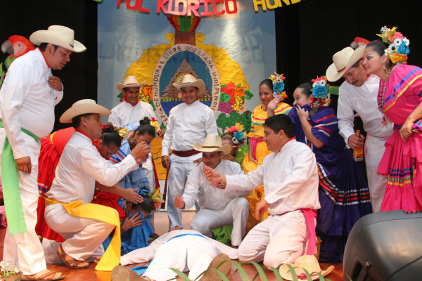 Escuela Internacional Sampedrana se luce con festival cultural