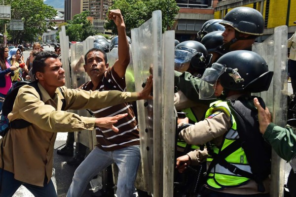 Crece tensión en Venezuela ante silencio de consejo electoral  