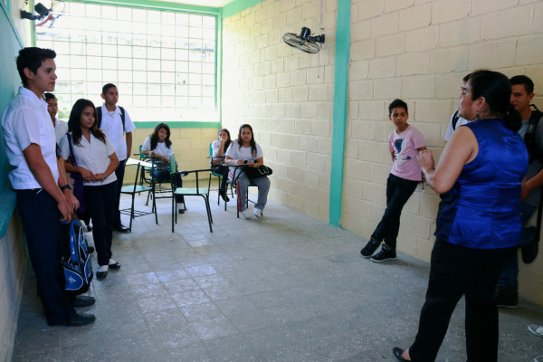 Educación asegura que dotará de pupitres al Polivalente Las Brisas