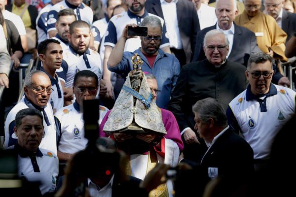 La virgen de Nazaret viaja en avión y metro para ser venerada en Sao Paulo