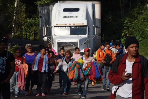 Nueva caravana de hondureños avanza y llega a frontera con Guatemala pese a advertencias