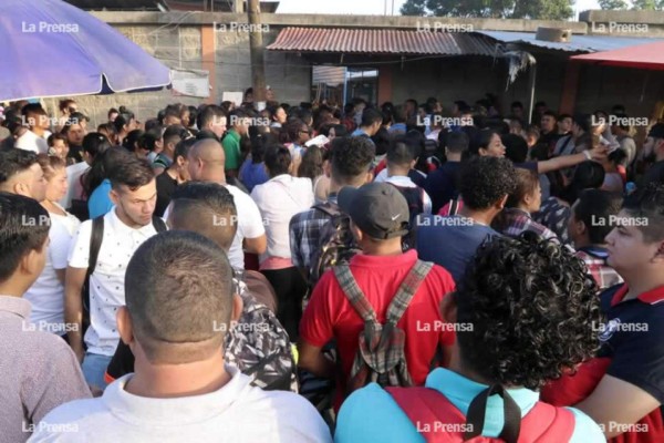 Decenas de personas duermen en aceras en busca de un empleo en San Pedro Sula