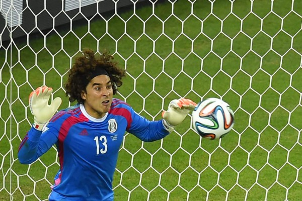 Guantes de Memo Ochoa le reducen estrés y están en posición curva