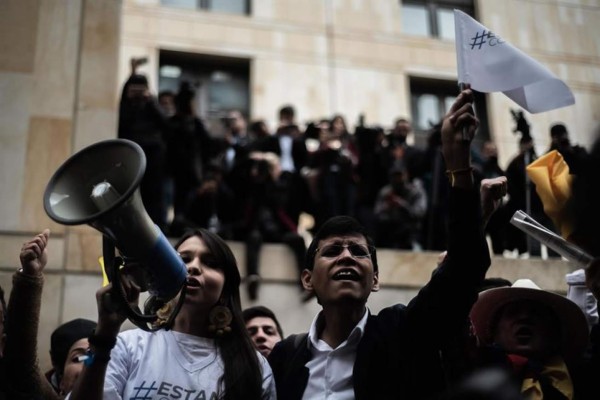 Defensores y detractores de Álvaro Uribe, cara a cara frente al Palacio de Justicia