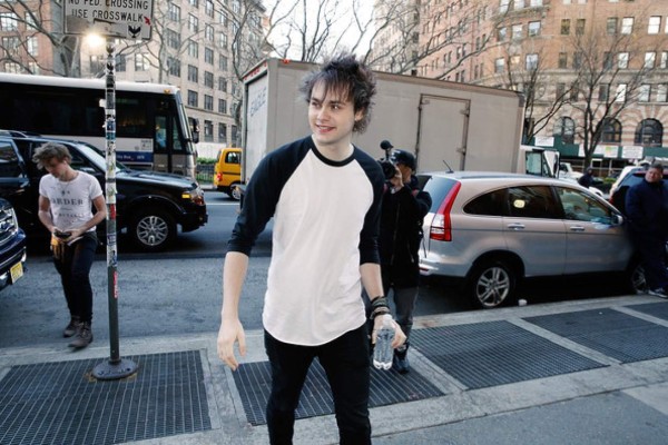 Michael Clifford se quema la cara
