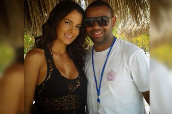 Belleza venezolana cautiva a Ricardo Arjona en Roatán