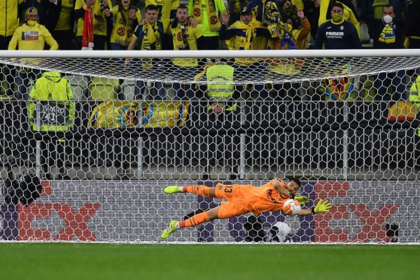Villarreal's Argentine goalkeeper Geronimo Rulli deflects a shot by Manchester United's Spanish goalkeeper David de Gea in the penalty shoot-out during the UEFA Europa League final football match between Villarreal CF and Manchester United at the Gdansk Stadium in Gdansk on May 26, 2021. (Photo by Adam Warzawa / POOL / AFP)