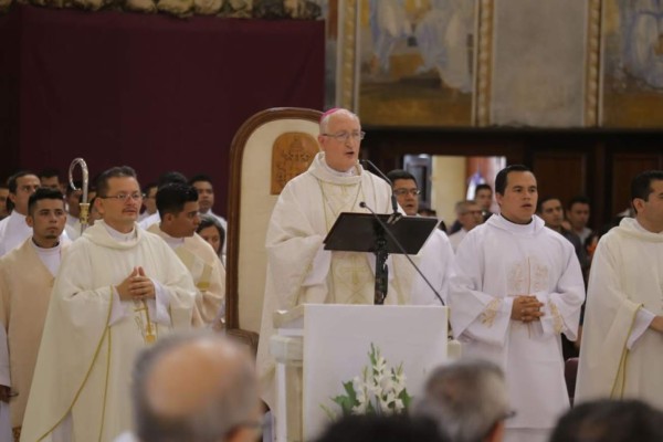 Cientos de feligreses participan de la misa Crismal en San Pedro Sula
