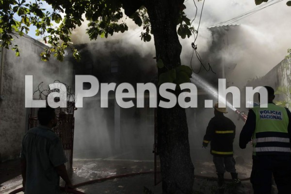 Incendio consume casa en barrio Barandillas de San Pedro Sula