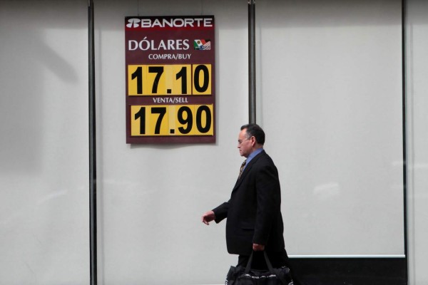 MEX50. CIUDAD DE MÉXICO (MÉXICO), 07/01/2016.- Vista de hoy, jueves 7 de enero de 2016, de una institución bancaria, en Ciudad de México, que muestra la cotización del peso ante el dólar estadounidense. El dólar estadounidense superó hoy los 18 pesos mexicanos en su venta por ventanilla, un nuevo récord histórico que los analistas atribuyen en parte a un fenómeno global, aunque se mantiene por debajo de esa cifra en operaciones interbancarias. EFE/Sáshenka Gutiérrez