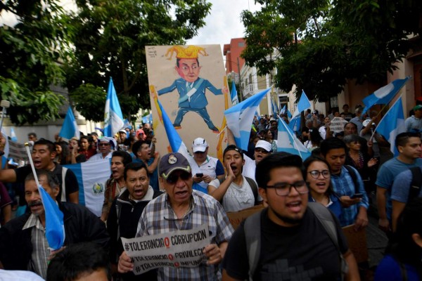 Guatemaltecos piden la renuncia del presidente