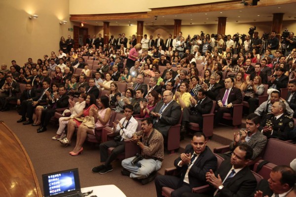 Periodistas juramentan a su nueva junta directiva