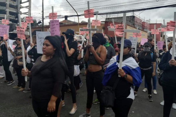 Mujeres denuncian discriminación y protestan en su día en Tegucigalpa