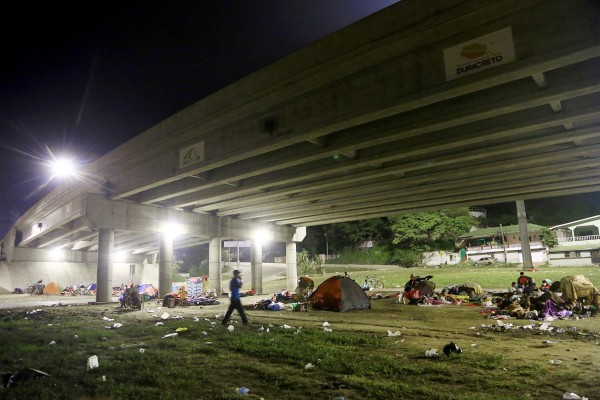 Damnificados se refugian bajo puentes y piden alimentos