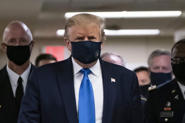 Trump usa mascarilla en público por primera vez durante la pandemia