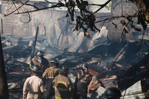 Incendio deja en la calle a cuatro familias pepenadoras en La Ceiba