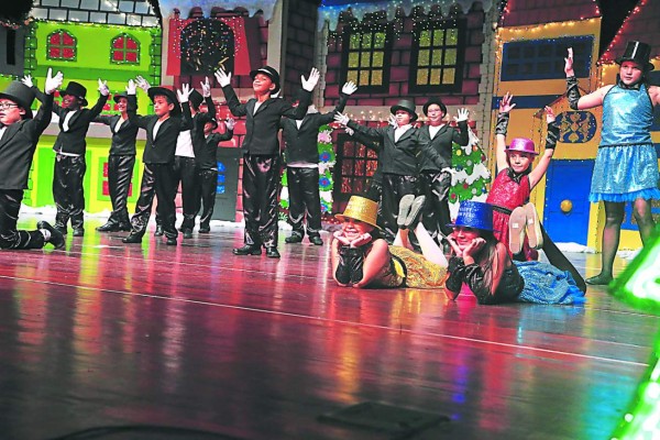 Derroche de Navidad en la Escuela Bilingüe Del Valle con su 'Talent Show”