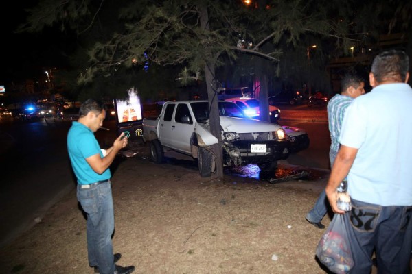 El carro de la joven chocó contra un árbol.