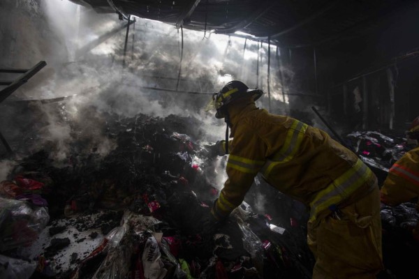 Un incendio consume un gran mercado público en Nicaragua