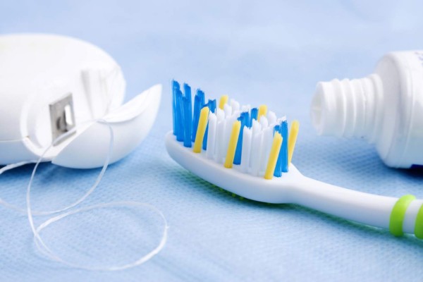 Limpie las superficies internas de los dientes frontales inclinando el cepillo verticalmente y haciendo varios movimientos hacia arriba y abajo con la punta.