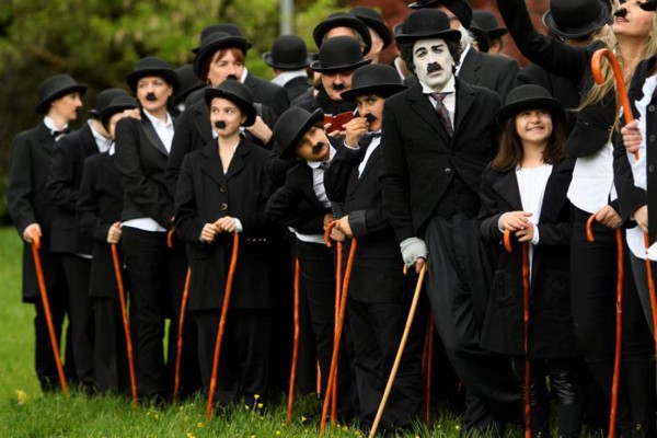 Más de 600 personas se visten de Charlot para celebrar cumpleaños de Chaplin