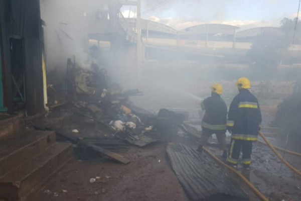 Bomberos intentan controlar incendio en mercados de Comayagüela