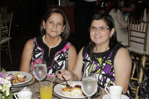 Frances Vargas es agasajada por su pronta boda