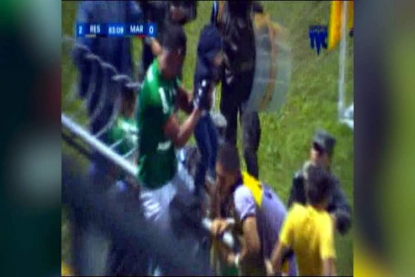 Jugadores de Marathón auxilian a niños en el relajo de las barras