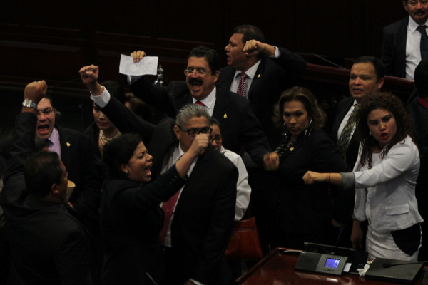 Honduras: Zafarrancho en la primera sesión del Congreso