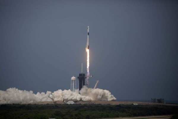 Exitoso despegue del primer cohete tripulado de SpaceX