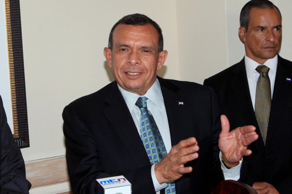 Lobo: 'Micheletti y Zelaya son responsables del desastre en Honduras'