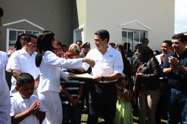 Juan Orlando inaugura viviendas sociales para maestros