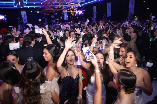 Rumba y felicidad en la graduación de la EIS