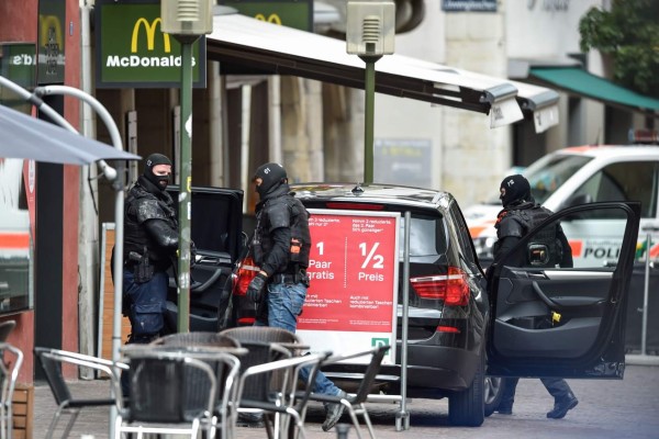 Un ataque con motosierra en Suiza dejó cinco heridos y la policía busca al autor