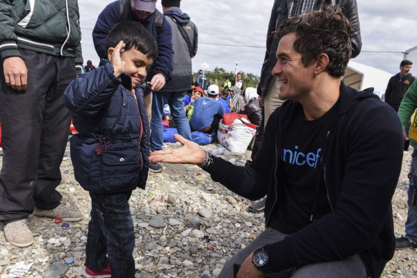 Orlando Bloom visita a sirios refugiados en la frontera greco-macedonia