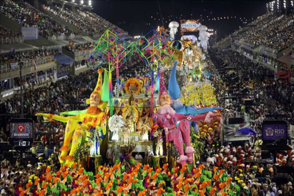 Río de Janeiro se entrega a la fiesta dos semanas antes del Carnaval