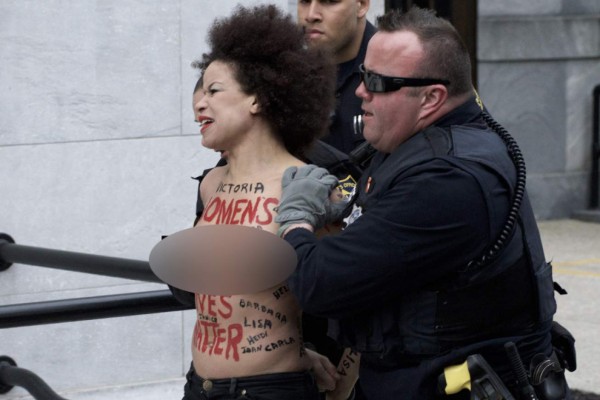 Una mujer en toples protesta ante Bill Cosby en su juicio por agresión sexual