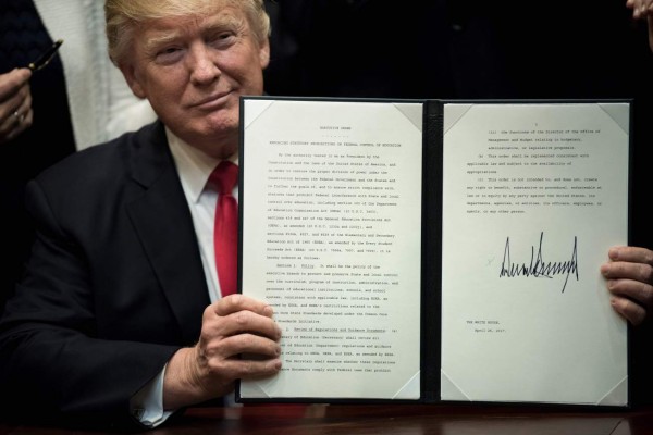 Trump ordena reducir impuestos a los millonarios de EUA