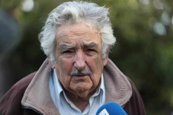 Mujica considera 'un poco exagerado' recibir galardón de Poesía en España