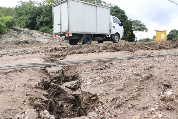 Falla geológica destruye tramo carretero hacia Ocotepeque