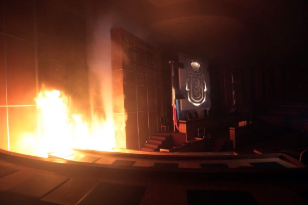 Manifestantes incendian el congreso estatal de Guerrero