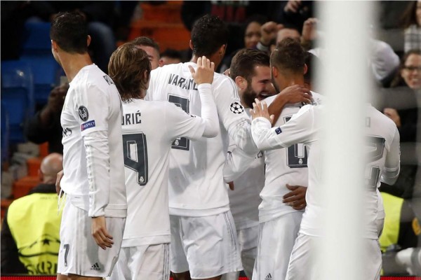 Real Madrid vence al PSG con poco fútbol y pasa a octavos