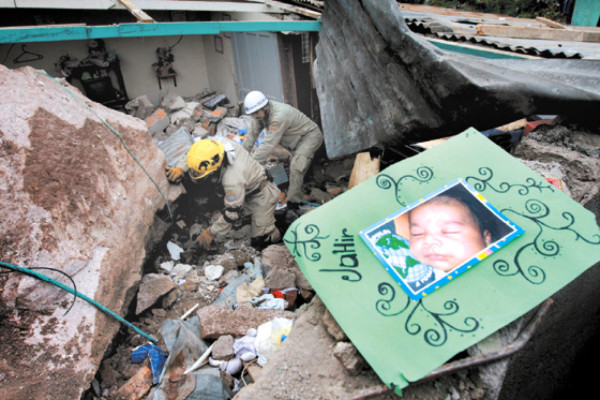 Familia muere soterrada