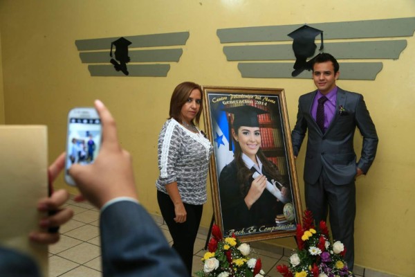 'María José nos acompaña en su graduación desde el cielo”