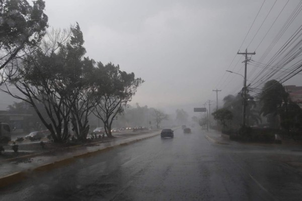 Lluvias con fuertes vientos y granizo dejan daños en Tegucigalpa