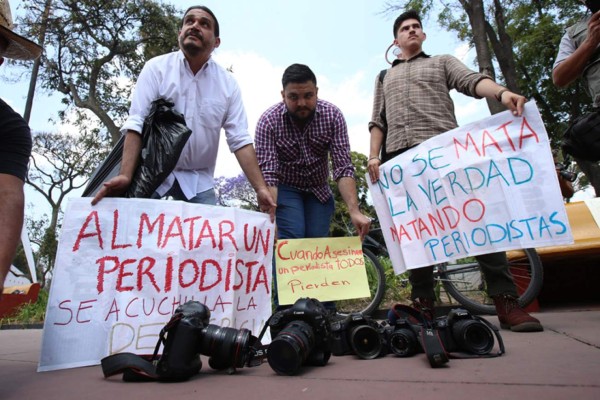 Periodistas protestan por asesinatos de comunicadores en México
